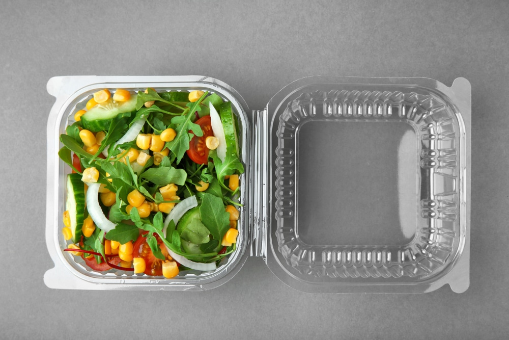 https://www.leafscore.com/wp-content/uploads/2021/04/plastic-salad-container.jpg
