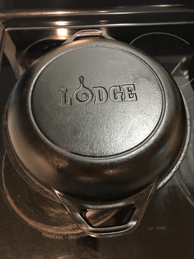 Lodge-cast-iron-dutch-oven